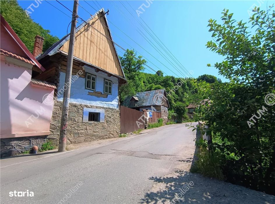 Casa traditionala din lemn cu 930 mp teren langa Sibiu