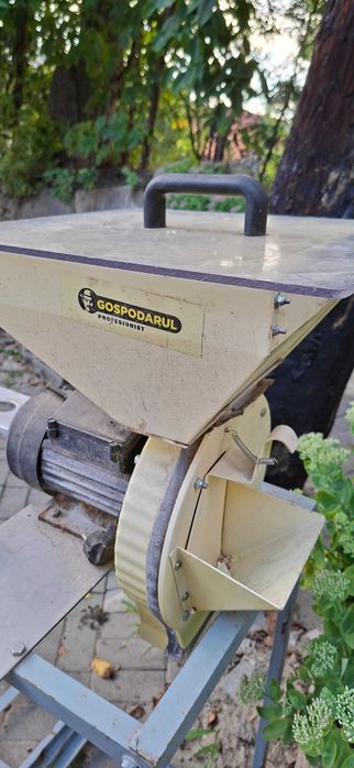 Moară pentru cereale și porumb Gospodarul Profesionist – second hand