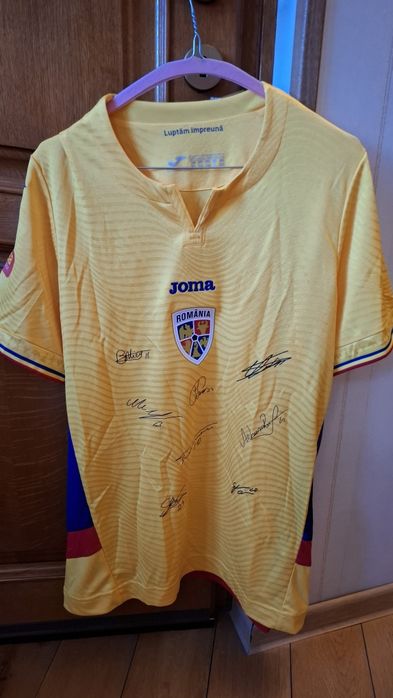 Tricou de colecție România 
 Tricou
 
Oficial
 
De
 
Joc
 
Adulti
 
25/26
 
Galben
399,00
Oficial
 
De
 
Joc
 
Adulti
 
25/26
 
Galben
399,00