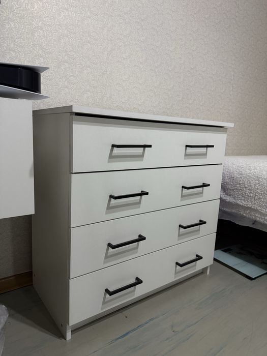 Комод белый с ручками