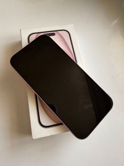 iPhone 15 розовый