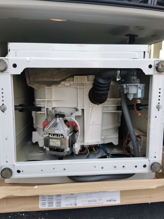 Hotpoint-Ariston AWM 1081 за вграждане мотор и платка