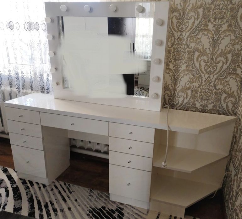 Трюмо с зеркалом с подсветкой