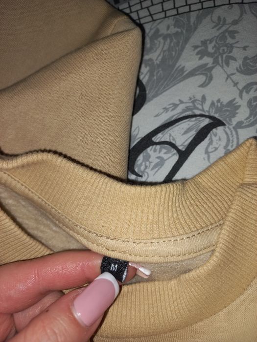 Бежов дамски слуитшър с камъчета