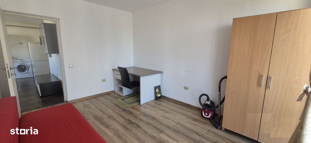 Apartament trei camere, semidecomandat, strada Porii