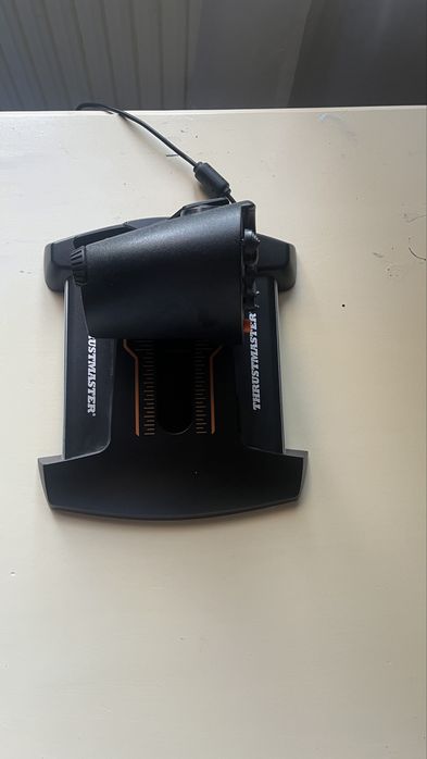 Vând kit Thrustmaster T16000M, în stare foarte bună și perfect funcțional.