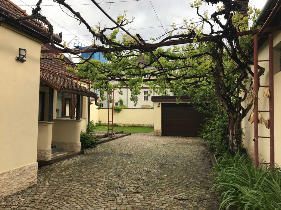 Casa de inchiriat // singur in curte // zona Grivitei