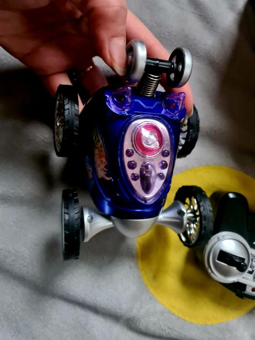 Преобръщащо се бъги с дистанционно управление
С дистанционно управлени