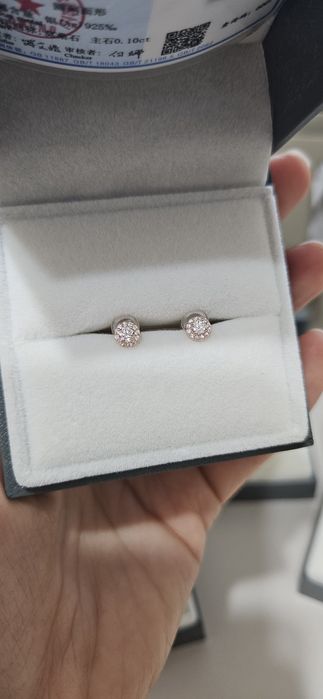 Продам сережки серебряные с муссанитами