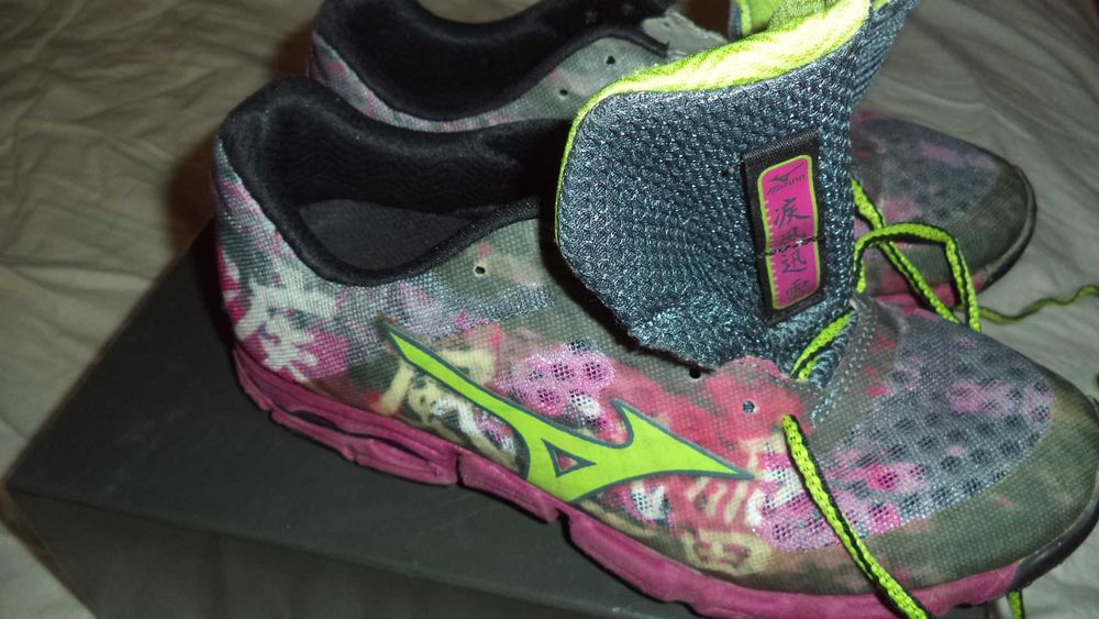 Продавам малко използвани планински  дамски  маратонки