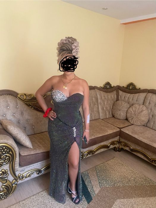 Vand rochii de seara ca noi purtate doar la un eveniment