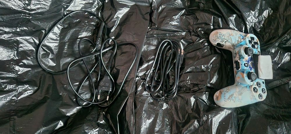 Срочно продам ps4 старая версия по.