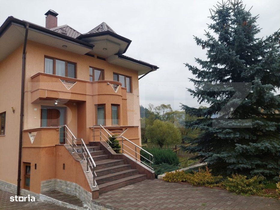 Casa de vanzare, cu 6 camere, 300 mp, spatioasa, in Campulung Moldoven