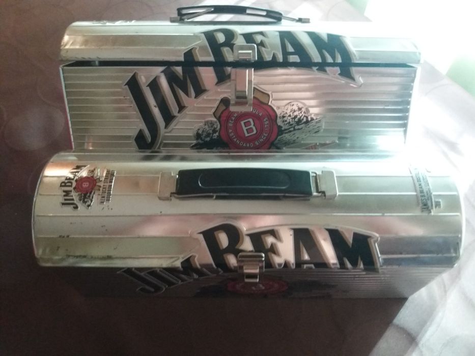 Метални кутии от уиски за декорация