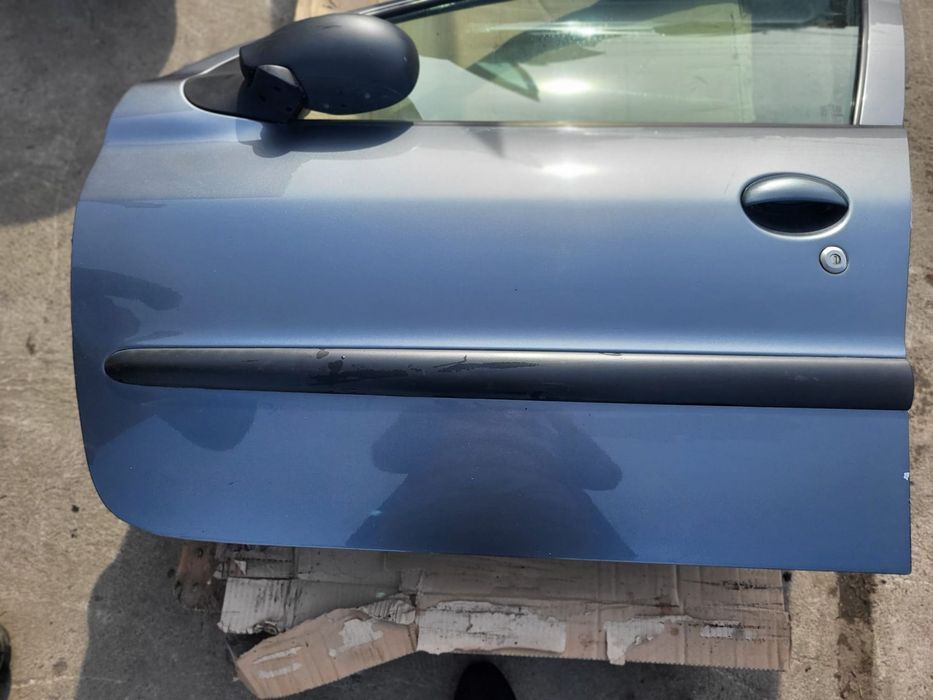 Vindem usa stanga fata Peugeot 206 Plus
