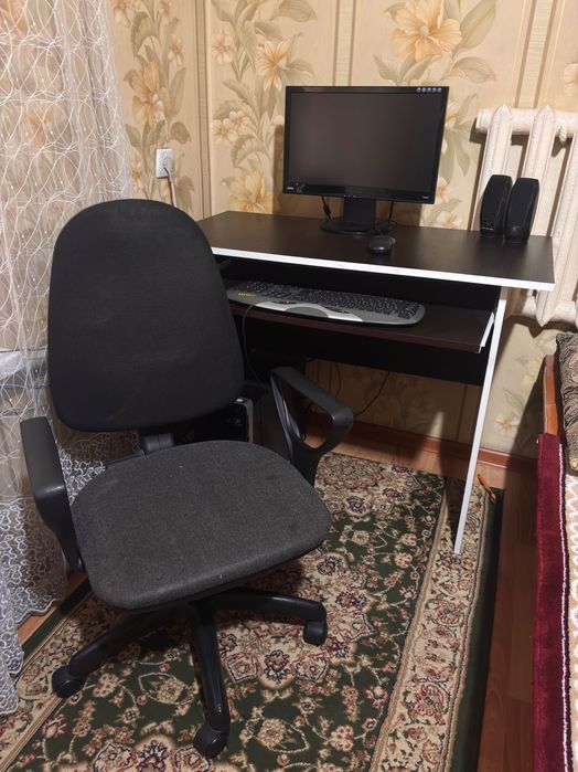 компьютер со столом и креслом