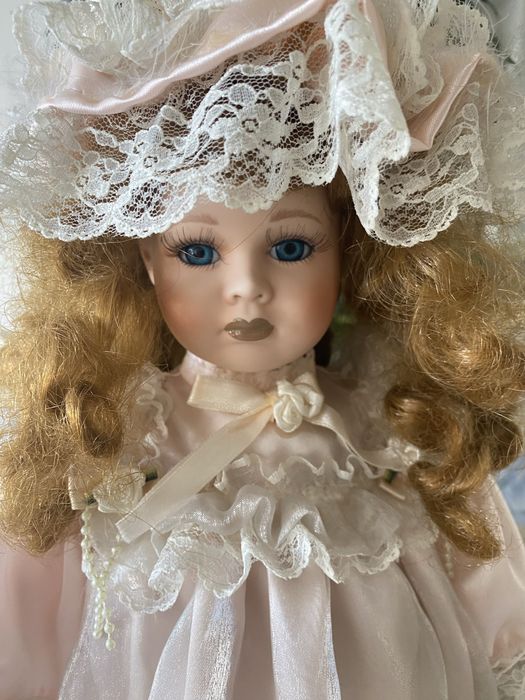 Фарфоровая кукла