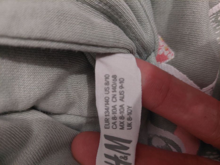 De vânzare lor 2 hanorace,  mărimea 134-140 cm