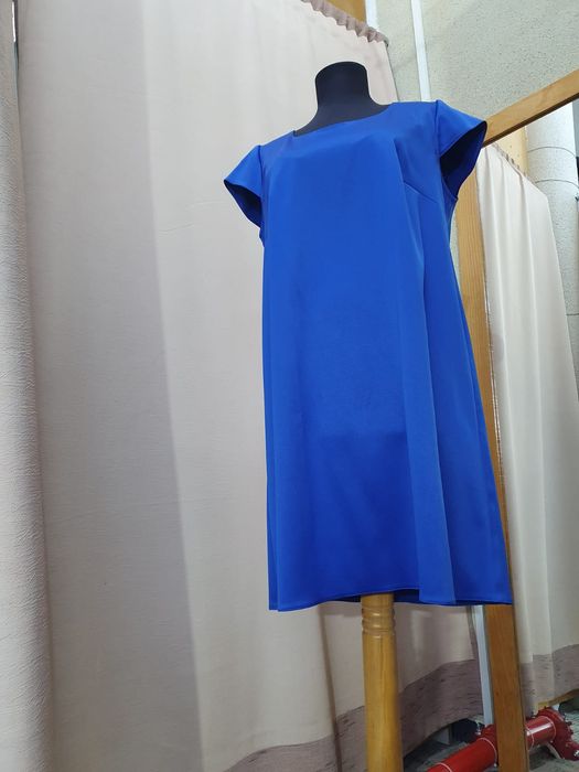 Rochie dreapta din tafta elastica cu capă