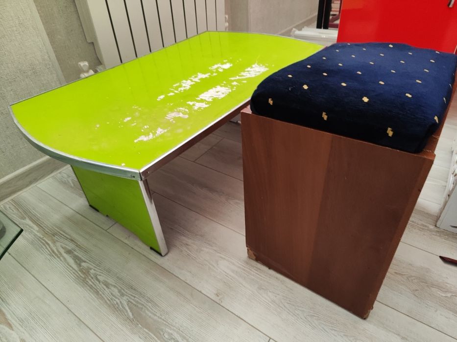 Стол и стул для магазина