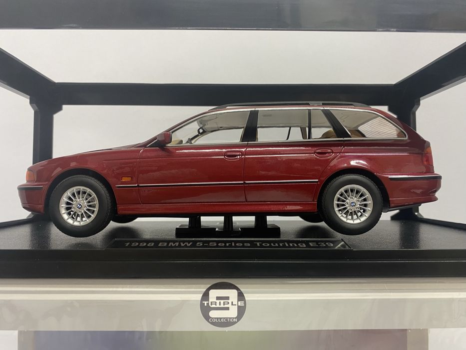 TRIPLE9 BMW E39 5-Series Touring an 1998 machetă auto scara 1:18 26 cm