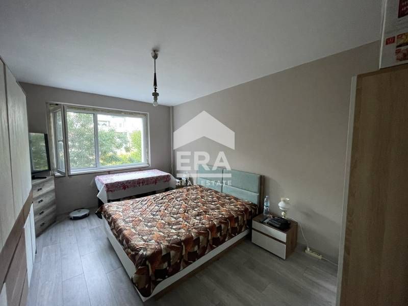 Тристаен обзаведен апартамент за продажба, с отделна кухня, във Възраж