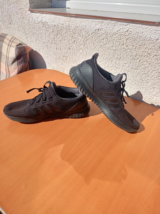 Vând pantofi sport Adidas produs de calitate superioara mărimea 43 1/2