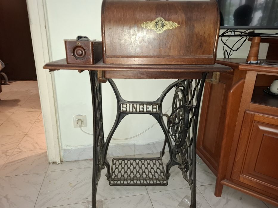 Singer Model 28 (1904 г.) – Работеща ретро шевна машина с оригинален шкаф и чугунена стойка