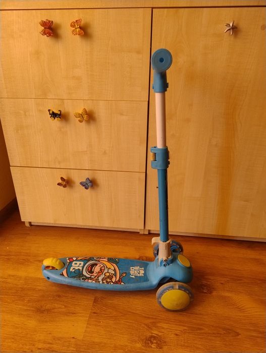 Trotineta cu trei pedale