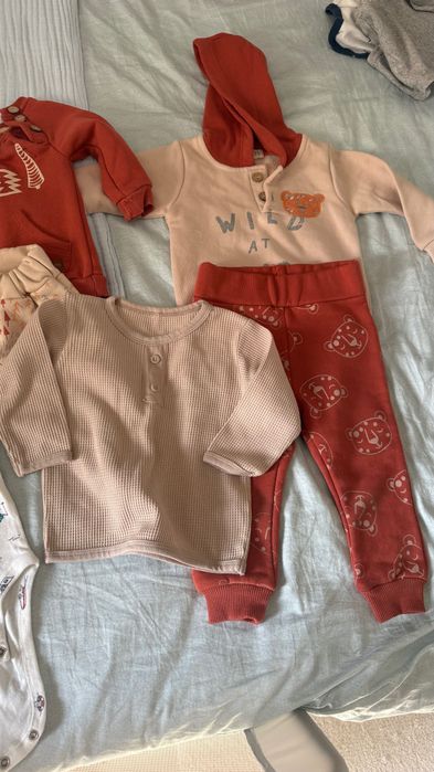 Vând un set de haine pentru un băiețel cu vârsta cuprinsă între 9 și 12 luni.