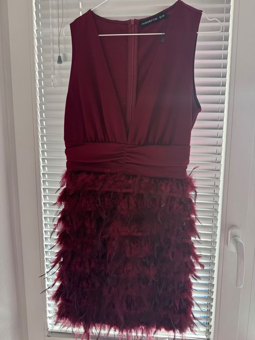 Официална тъмно червена рокля с пера