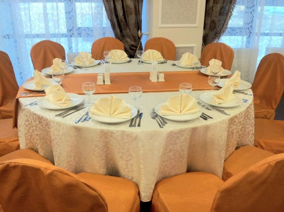 Продам много чехлов для стульев и скатерти