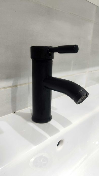 Черен смесител за баня