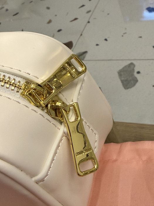 Geanta Miu Miu alba cu scris auriu