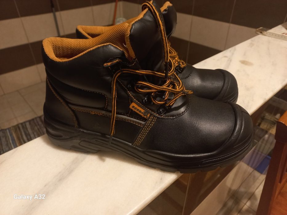 Încălțăminte de lucru