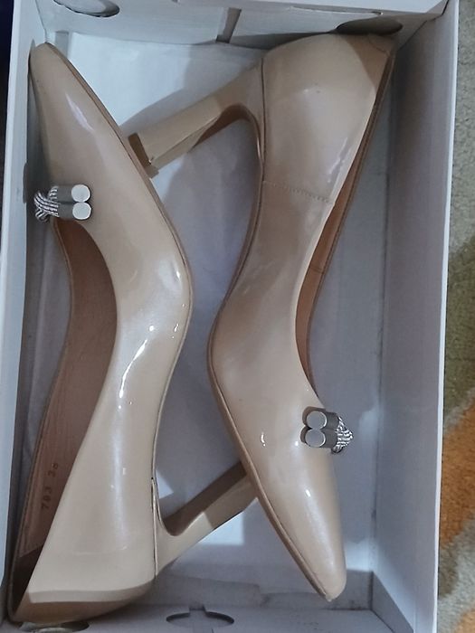 Обувки на нисък ток