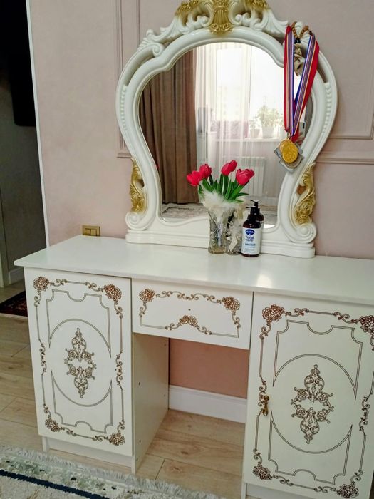 Комод с зеркалом