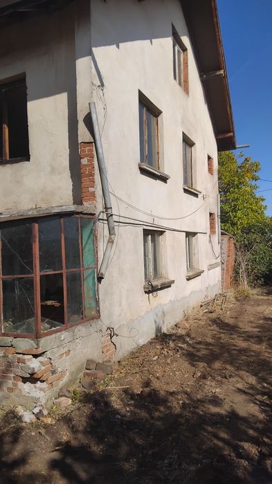 Продава къща.в с.Багренци общ.Кюстендил