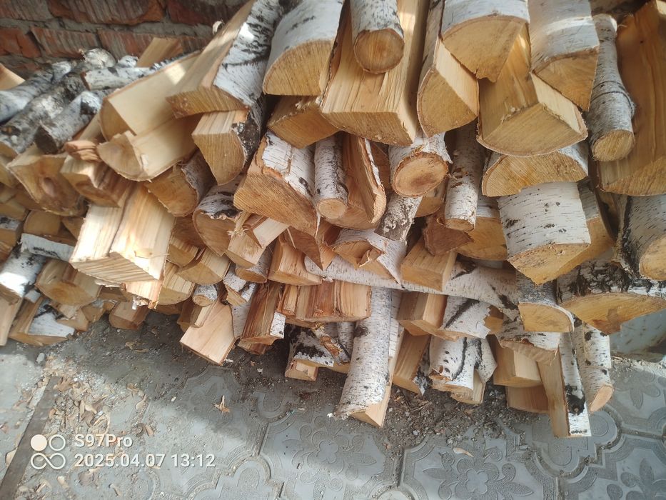 Дрова в мешках . Есть доставка.