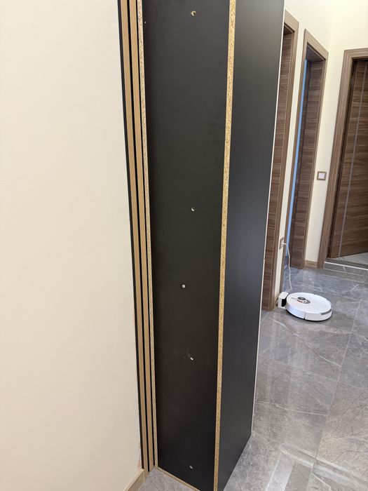 Шкаф бял Гланц черен мат