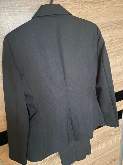 Дамски костюм в сиво - нов