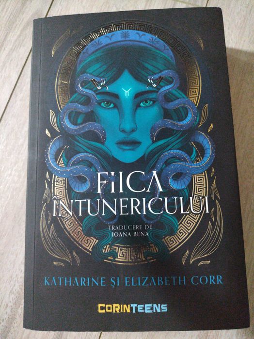 De Vanzare Romanul Fiica Intunericului scris de surorile Corr