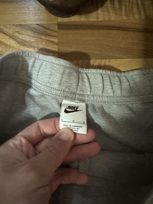 Vand Pantaloni Nike Tech