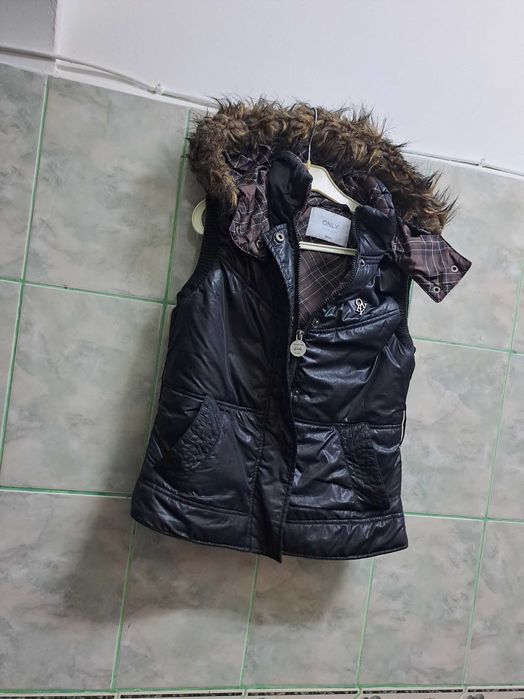 Vestuta fas cu gluga și geaca cu gluga, 30 lei ambele