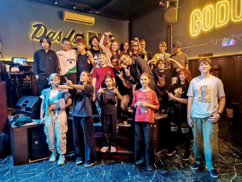 Уроки вокала, игры на гитаре и барабанах