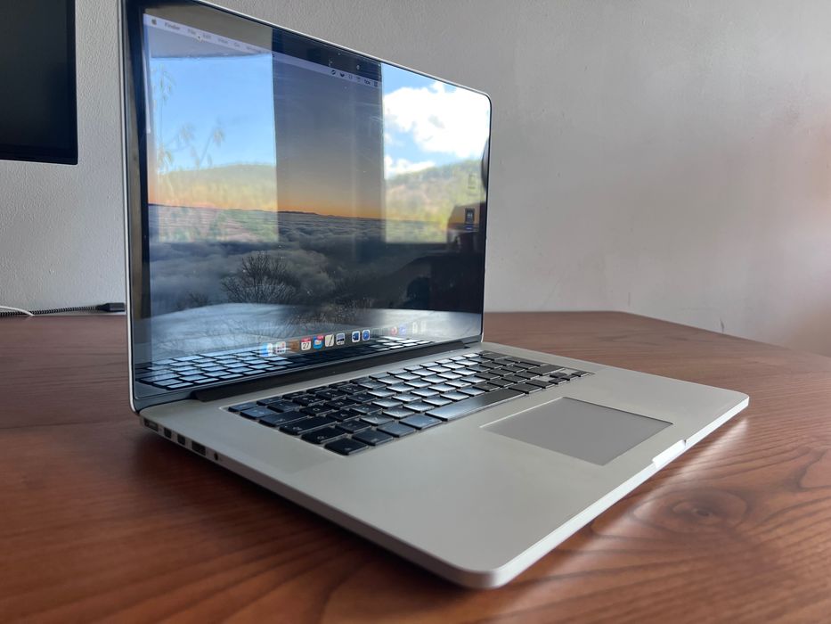MacBook Pro 15' inch,16G RAM, 1TB SSD,i7,Dual Graphic Card, mid 2015