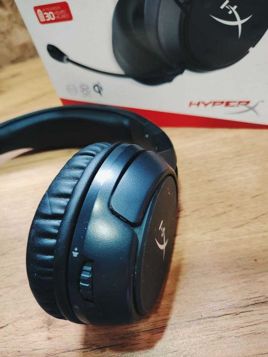 Продам беспроводные наушники HyperX Cloud Flight S