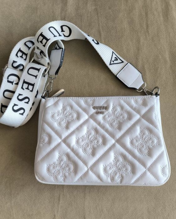 Малка бяла чанта