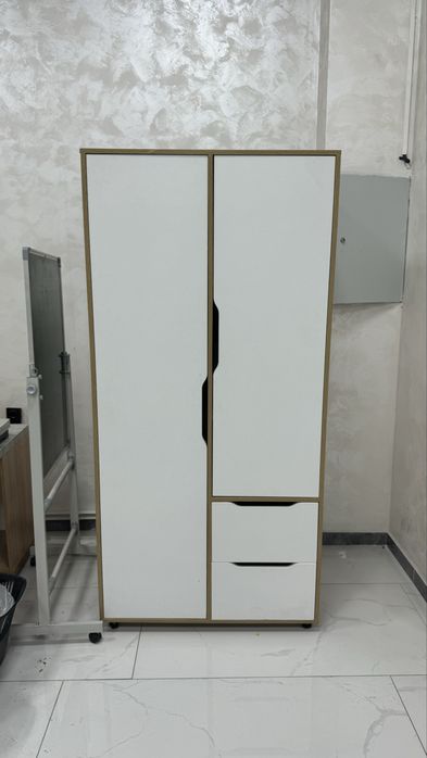 Шкаф белый , стол