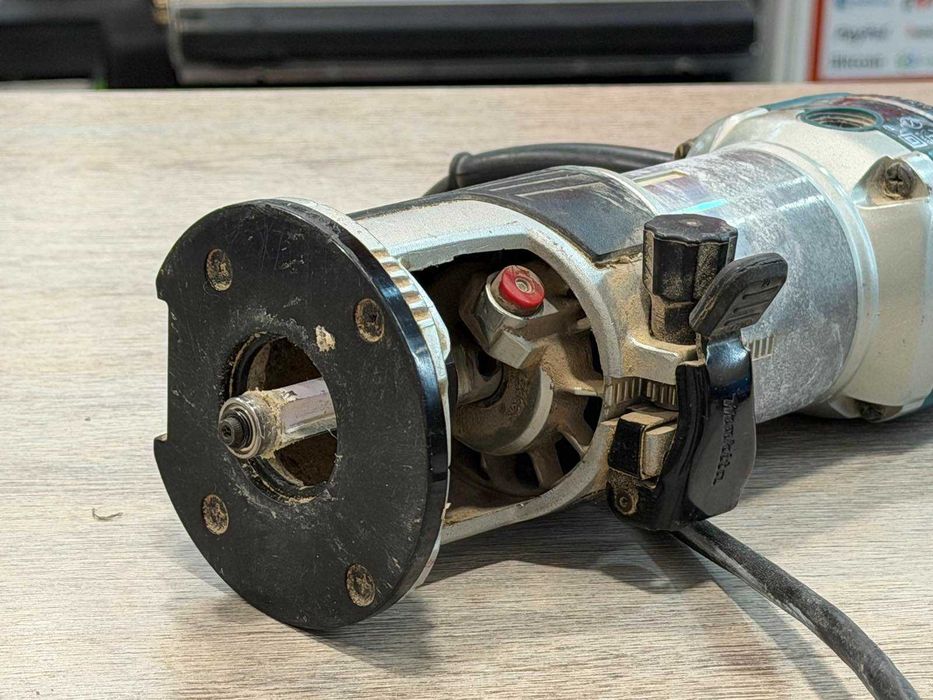 Makita RT0700C – Професионална оберфреза / ръчен рутер 710W